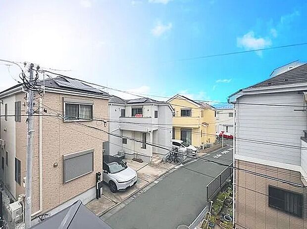 【眺望】穏やかな街並みを一望しながら、爽やかな風と柔らかく降り注ぐ陽光を感じて頂けます。