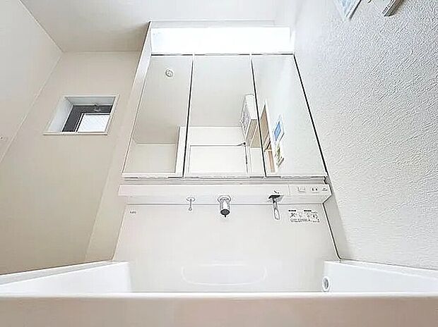 【洗面】「洗面台」シンプルだからこそ使いやすい。スタンダードなデザインの洗面ボウルは清潔感あるオフホワイトです。