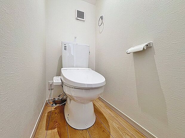 【温水洗浄便座付きトイレ】トイレは快適な温水洗浄便座付です。清潔感のあるホワイトで統一しました。いつも清潔な空間であって頂けるよう配慮された造りです。