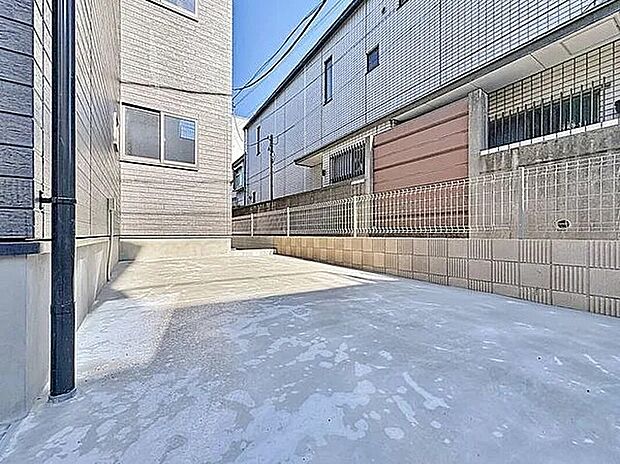 【駐車場】敷地内に貴重なカースペース1台分をご用意しました。