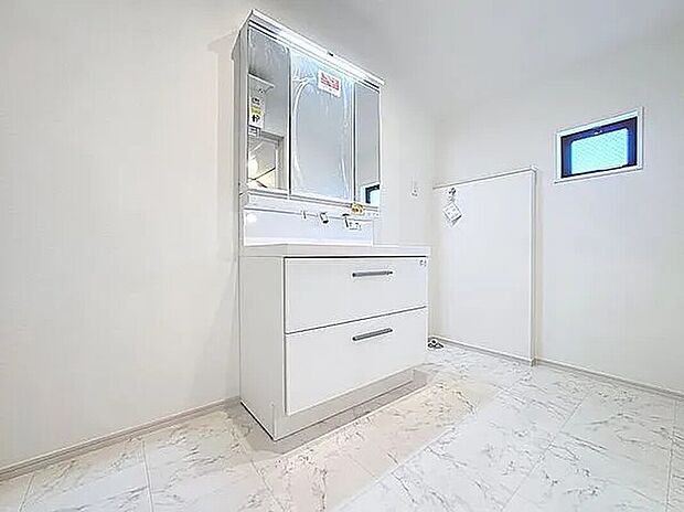 【洗面】「洗面台」大きな鏡で朝の準備もばっちり。収納も多く、洗剤など日用品の保管にも便利です。