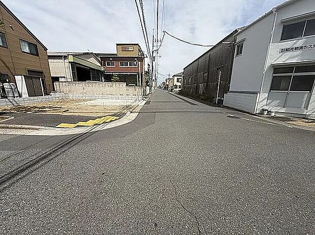 【前面道路含む現地外観写真】心地よい風が通り抜ける。家族の笑顔が広がる角地マジック♪