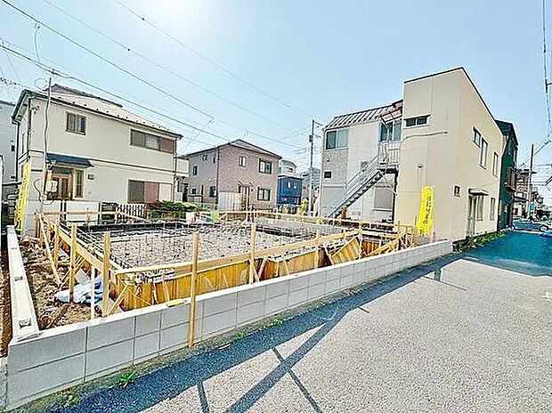 【現地外観写真】システムキッチンや食洗機、洗面所独立など、暮らしに便利な設備が充実！