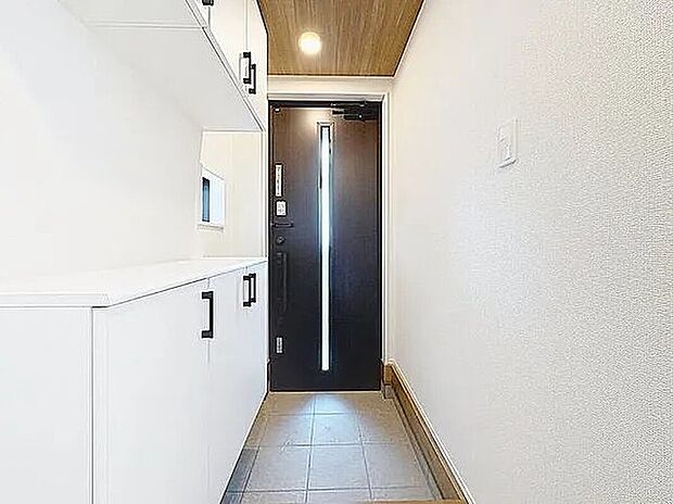 【玄関】家の中でお客様を迎える最初の場所である玄関。豊富な玄関収納で、常に綺麗に保つことが出来ます。
