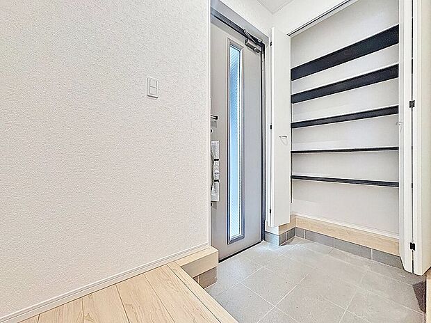 【玄関】家の中でお客様を迎える最初の場所である玄関。豊富な玄関収納で、常に綺麗に保つことが出来ます。