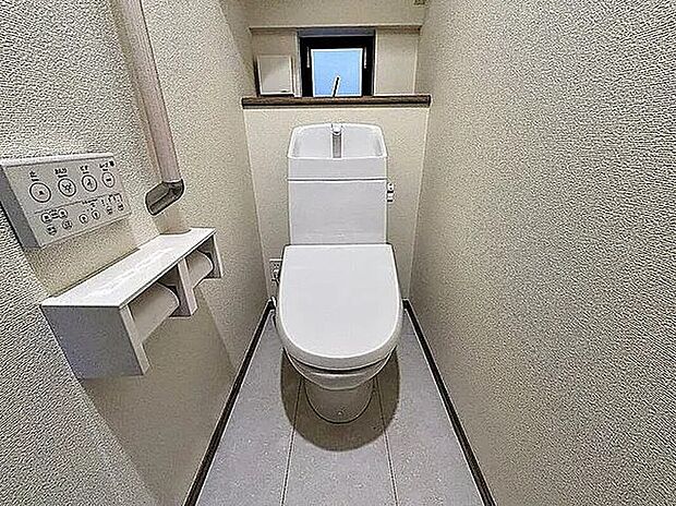 【トイレ】「ウォシュレット機能付き」優れた節水効果や汚れが付きにくい便座など、ほしかった機能が揃ったウォシュレット一体型トイレです。収納に便利な吊戸棚を備え付けています。