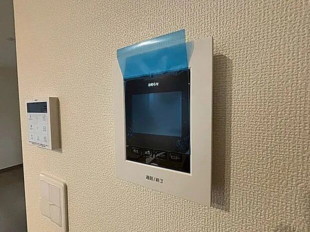 【モニター付きインターホン】「見える安心」をカタチにしました。誰が来てもわかる様にモニター付きインターホンを設置。家事導線を考慮した個所に設置し、防犯性と利便性に優れ快適と安らぎを合わせた優しい設計。