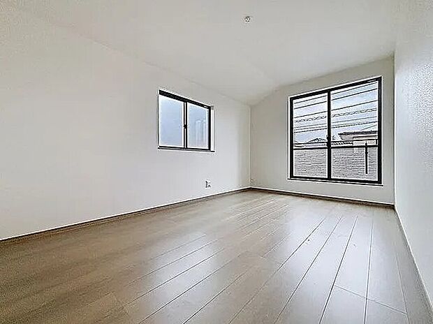 【子供部屋】「7.5帖・居室」ホワイトの壁紙に柔らかな印象のメープルのフローリング。明るくナチュラルな心地の良い空間となっております。