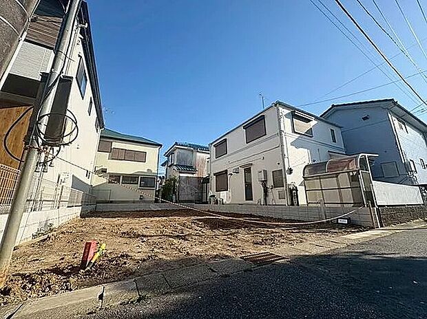 【現地外観写真】陽光が心地よく差し込む南面リビング!お部屋全体がパッと明るくなり、毎日の暮らしを彩ります。
