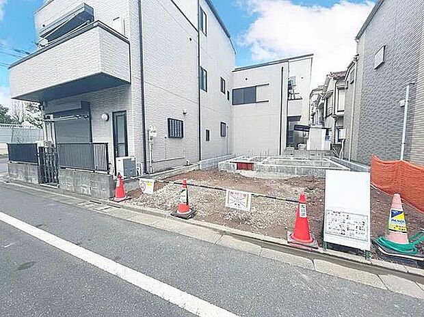 【前面道路含む現地写真】前面に遮るものがなく、開放感あふれる南道路面。通風も良好で、プライベート空間を贅沢に彩ります。