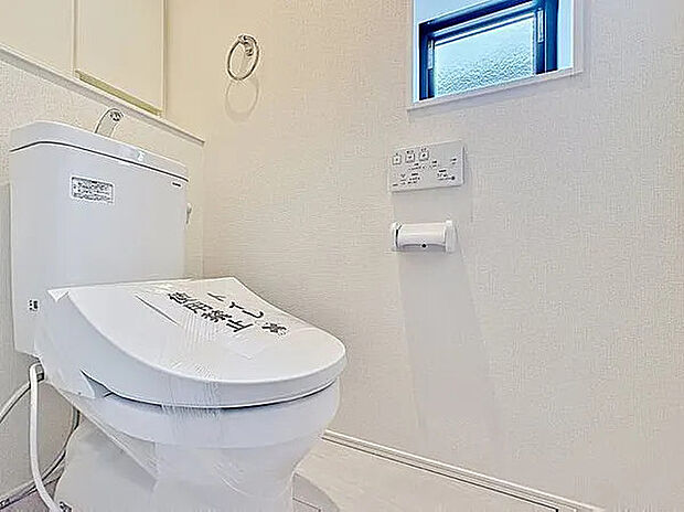 【温水洗浄便座付きトイレ】トイレは快適な温水洗浄便座付です。清潔感のあるホワイトで統一しました。いつも清潔な空間であって頂けるよう配慮された造りです。