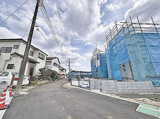 【前面道路含む外観】今日も、明日も、この街で、きっと誰かがしあわせになる物語が描かれていくはずです。同じ風景が毎日365日、まったく違う顔を見せてくれる。爽快な風も毎日やさしく頬をなででくれます。