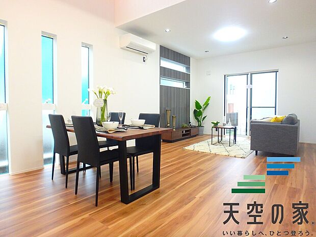 【施工例【内観】】【同仕様】
「1日中自然光が差し込み明るい家」。それを実現するため、南面に最大限の開口をとり、太陽の位置に左右されることなく爽やかな明るさが実現されております。