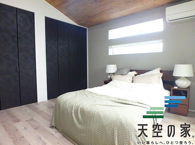 【施工例【内観】】【同仕様】
心と体をゆったりと安らげる主寝室。寝室のゆとりが大きい分だけ、暮らしの安らぎは深まります。一日の疲れを癒すだけでなく、ご夫婦の親密な語らいを紡ぎ出します!