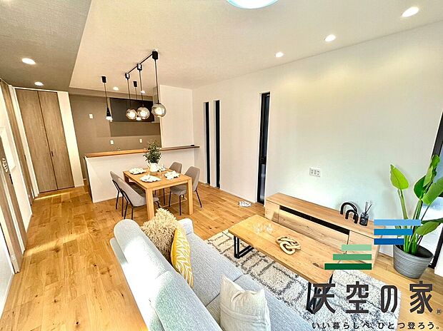 【施工例【内観】】【同仕様】
忙しい朝でも、家族が揃って食事をして頂けるゆとりある大きさのダイニングスペース。