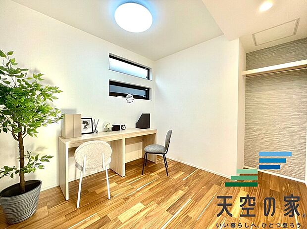 【施工例【内観】】【同仕様】
心と体をゆったりと安らげる主寝室。寝室のゆとりが大きい分だけ、暮らしの安らぎは深まります。一日の疲れを癒すだけでなく、ご夫婦の親密な語らいを紡ぎ出します!