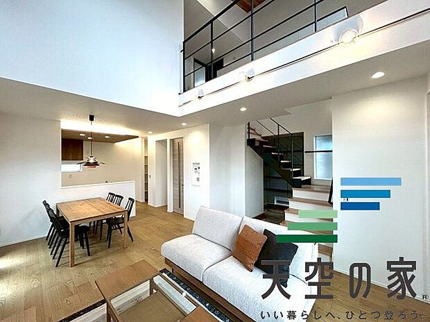 【施工例【内観】】【同仕様】
忙しい朝でも、家族が揃って食事をして頂けるゆとりある大きさのダイニングスペース。