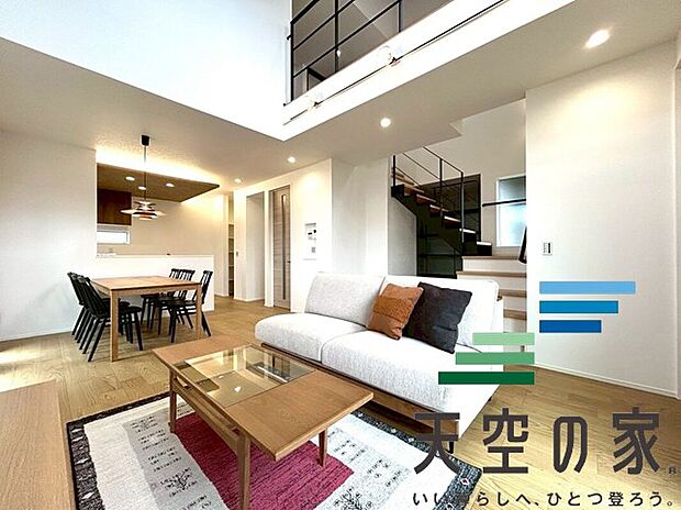 【施工例【内観】】【同仕様】
「1日中自然光が差し込み明るい家」。それを実現するため、南面に最大限の開口をとり、太陽の位置に左右されることなく爽やかな明るさが実現されております。