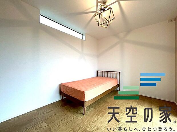 【施工例【内観】】【同仕様】
心と体をゆったりと安らげる主寝室。寝室のゆとりが大きい分だけ、暮らしの安らぎは深まります。一日の疲れを癒すだけでなく、ご夫婦の親密な語らいを紡ぎ出します!