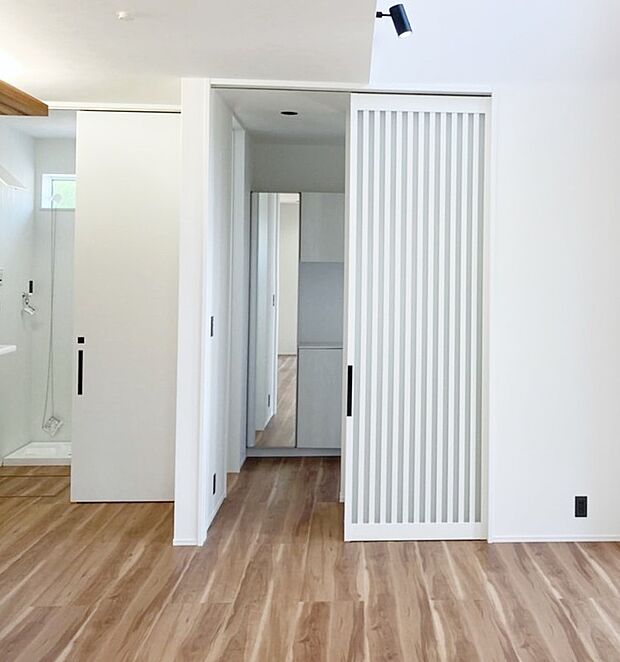 【ハイドア】天井まで続くハイドアは全室に使用。お家の中の解放感が格段に上がります！
※メーカーは当社指定