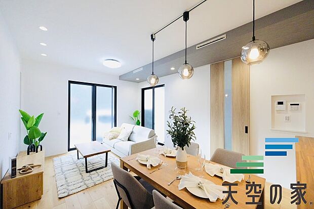 【施工例【内観】】【同仕様】
忙しい朝でも、家族が揃って食事をして頂けるゆとりある大きさのダイニングスペース。