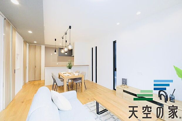 【施工例【内観】】【同仕様】
お部屋自体もとっても明るいのは魅力的な点の一つですね!