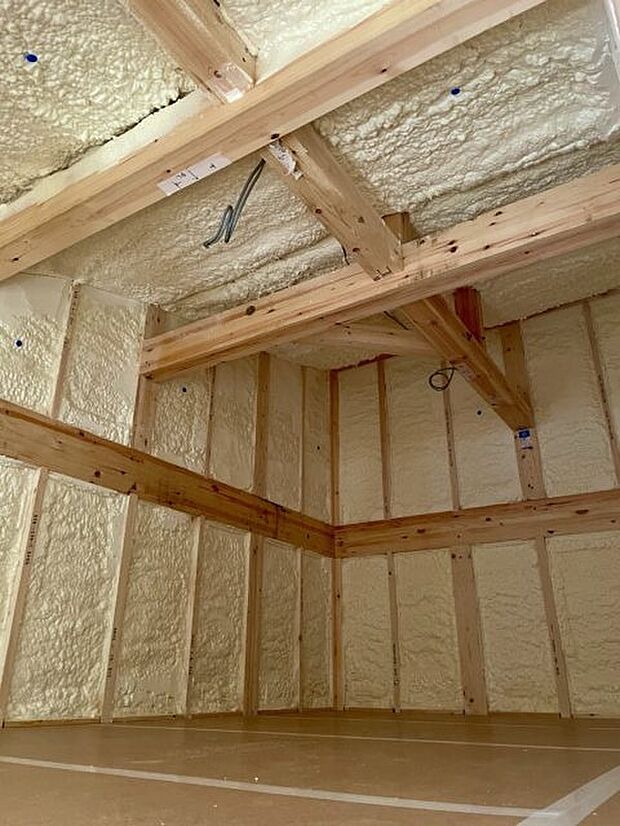 【断熱材】高気密・高断熱で心地よい、健康も省エネも全て叶える断熱材を使用しております。
※メーカーは当社指定