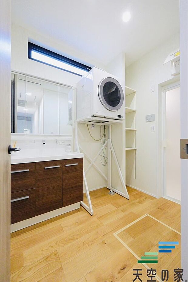 【施工例【内観】】【同仕様】三面鏡付きの大型タイプです。収納付きなので、洗面台をスッキリと使えます。