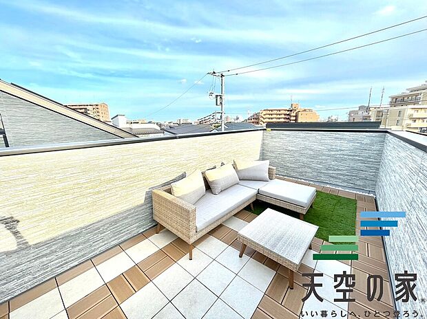 【施工例【内観】】【同仕様】スカイバルコニーで休日に友人などを呼んでBBQや,お子様のプールなどで遊べますね♪