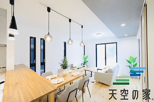 【リビング】【同仕様】一日の中で多くの時間を過すことになるリビングダイニングだからこそ、いつも穏やかな空間であることが必然。爽やかな通風と採光を存分に感じる事が出来る空間です。