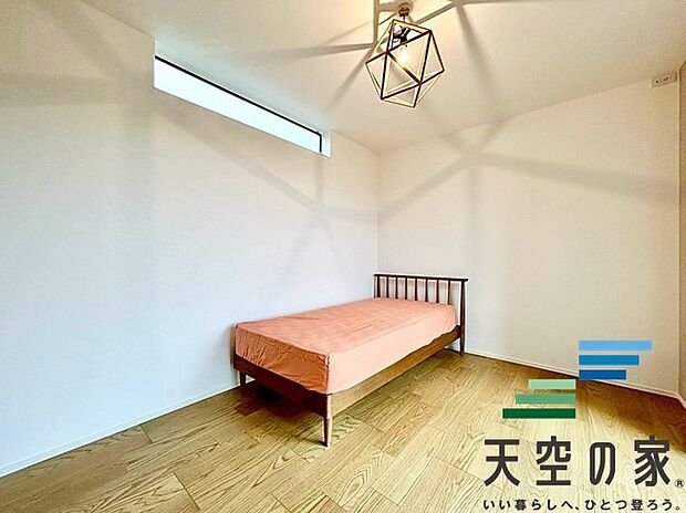 【施工例【内観】】【同仕様】
窓を多く取り入れているのでお部屋全体にお日様の光が差し込みますね！二面採光となっておりますので、自然と光が入る空間になっています。

