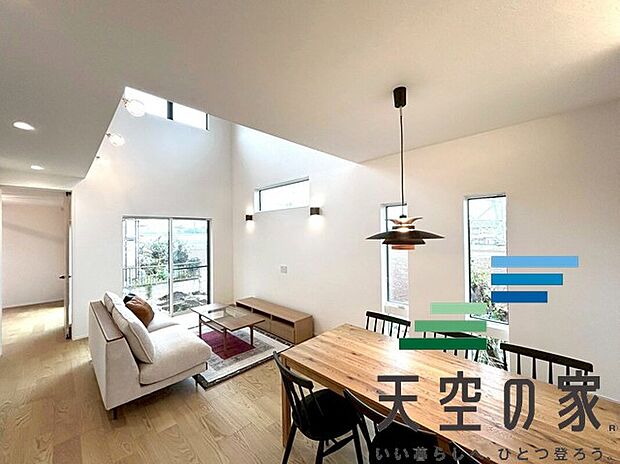 【施工例【内観】】【同仕様】
お部屋自体もとっても明るいのは魅力的な点の一つですね！