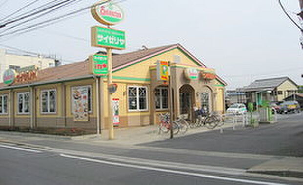 サイゼリヤ下総中山店（約600m）