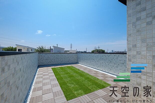 【施工例【内観】】【同仕様】スカイバルコニーで休日に友人などを呼んでBBQや，お子様のプールなどで遊べますね♪
