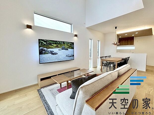 【施工例【内観】】【同仕様】広いリビングは家族団らんを過ごせます。