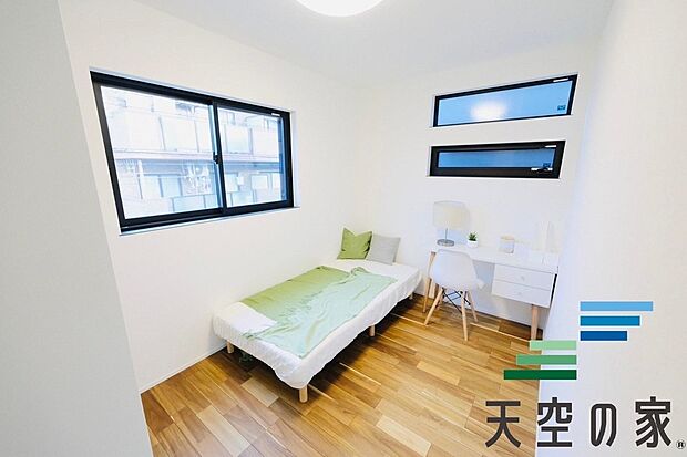 【施工例【内観】】【同仕様】
窓を多く取り入れているのでお部屋全体にお日様の光が差し込みますね!二面採光となっておりますので、自然と光が入る空間になっています。