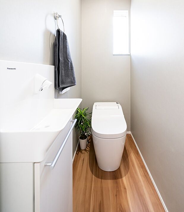 【タンクレストイレ】タンクレストイレはトイレスペースをスタイリッシュに変貌させます！また、掃除がしやすいので常に清潔な空間を保つことができます！
※メーカーは当社指定
