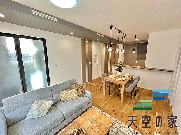 【施工例【内観】】【同仕様】家族が自然と集まる癒しの空間です。