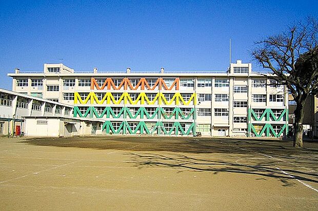 登戸小学校(約650m)