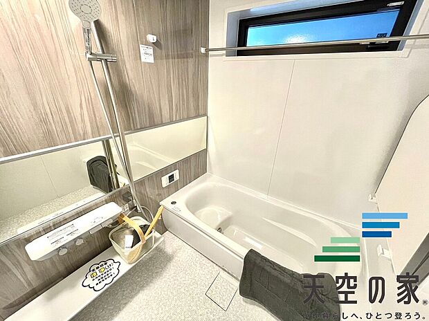 【施工例【内観】】【同仕様】
ここから始まる「日常」は家族にとって大切で貴重な時間・・・だからこそ、少しでも豊かに、少しでも快適に。そんな想いから生まれた本邸宅は、これから先のお住まいをきっと支えてくれるはずです。
