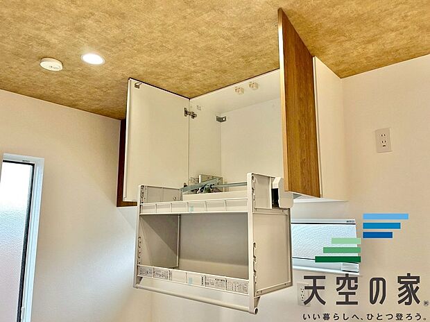 【施工例【内観】】【同仕様】
キッチン背面には昇降式の収納完備で、デットスペースもなく有効活用頂けます!