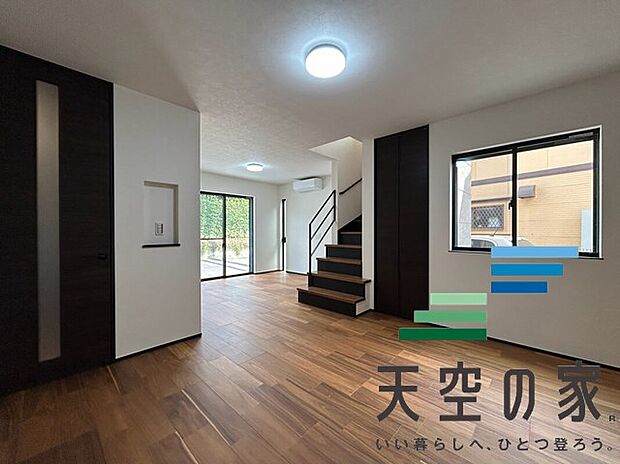 【内観写真】広いリビングは家族団らんを過ごせます。