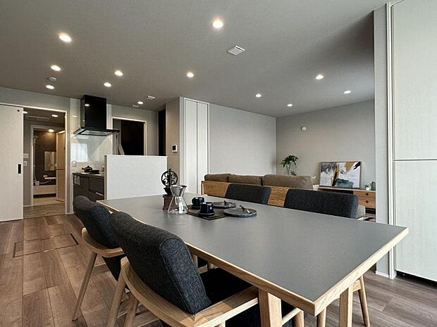 キッチン横にダイニングを設けることで、日々の配膳が楽になります。