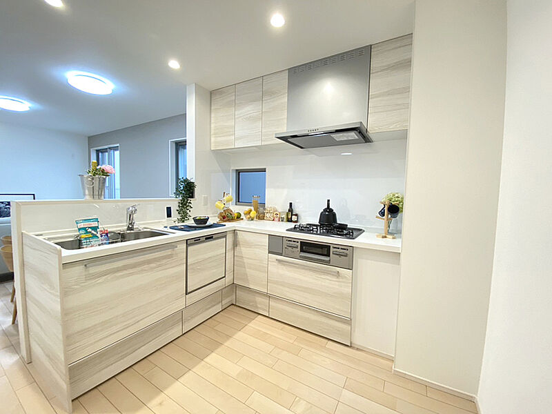 L型キッチンは作業スペースが広く、動線が短いので家事効率UP！/B号棟