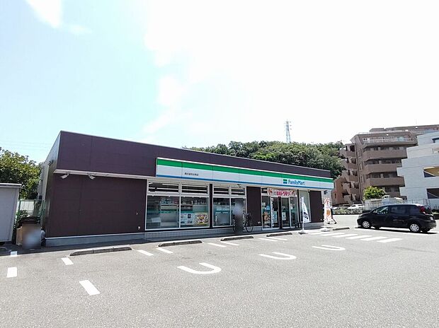 ファミリーマート横浜釜利谷南店（約250m）