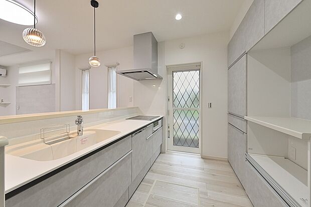 大容量の収納とパントリー付き！キッチンまわりがいつもスッキリ片付く工夫がいっぱい。