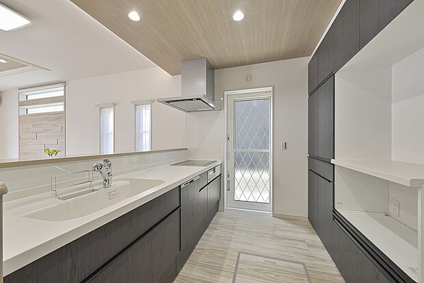 食洗機やIHクッキングヒーターなど最新設備を備えたシステムキッチン。見た目の美しさと機能性を兼ね備えています。