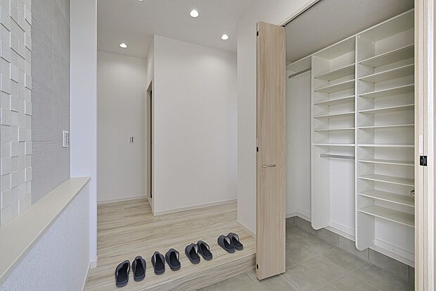 広々とした玄関で、第一印象から心地よさを演出。家族やゲストを気持ちよく迎えます。