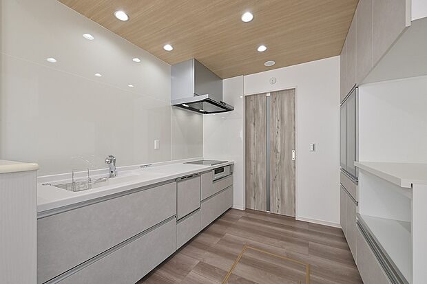 料理を運ぶ手間が少ない、キッチンとリビングの快適なレイアウトが毎日の暮らしをサポート。