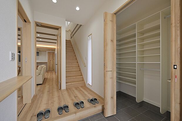 靴も傘も小物もスッキリ!帰宅した瞬間、気持ちが整うスッキリ玄関。